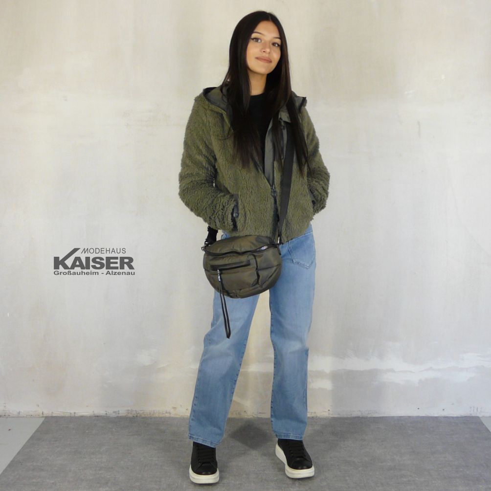 Damenlook mit olivfarbener Teddyjacke, Jeans und Tasche