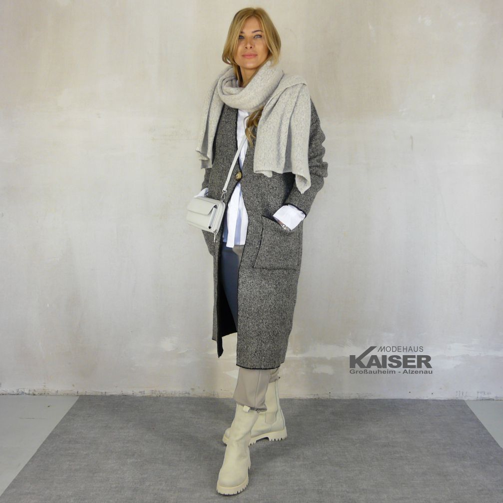 Damenlook mit langem Strickmantel, Schal, Bluse, Tasche und Hose